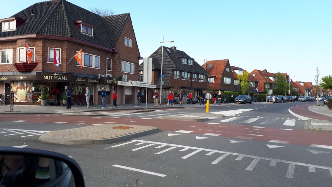 rij wachtenden buiten voor banketbakker Nijthof